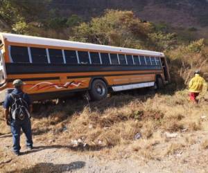 Así quedó el bus en una carretera que conduce de Tegucigalpa a Olancho.