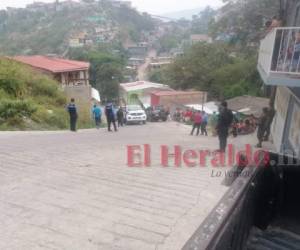 Agentes policiales acordonaron la escena. Foto Estalin Irías| EL HERALDO