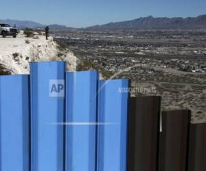 El agente, cuyo nombre no se dio a conocer, acudió el miércoles ante una denuncia a la localidad de Río Bravo, al sur de Laredo, y se encontró con el grupo. (Foto: AP)