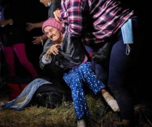Ella y su nieta llegaron a la frontera junto con otros solicitantes de asilo centroamericanos el pasado 29 de abril. Foto AFP