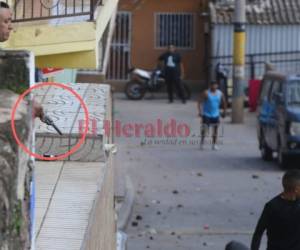 Durante el enfrentamiento varias personas sacaron sus armas en el barrio Morazán. Foto: David Romero/ EL HERALDO.