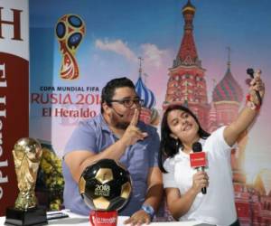 Sabdy Flores y Gerson Gómez Rosa comparten una selfie en la característica entrada de la periodista al plato de transmisión de ZONA RUSA.