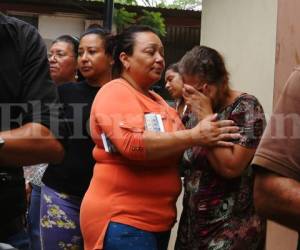 La abuela del hoy occiso se mostró dolida por el trágico desenlace de su nieto y rompió en llanto mientras esperaba su cuerpo en las afueras de la morgue de Tegucigalpa. Foto: Estalin Irías / EL HERALDO.