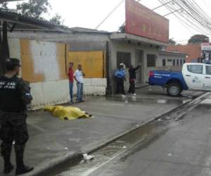 El hombre quedó en una de las aceras del bulevar del Norte en la capital de Honduras.