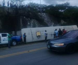 Un bus de la empresa Discovery quedó volcada a un lado de la carretera.