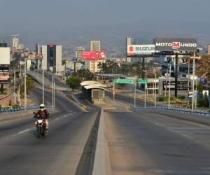 Honduras se enfrenta a cifras cada vez más alarmantes de la pandemia. Con 22 decesos (hasta la tarde del 5 de abril), la tasa de letalidad en el país subió a 8.2%, una de las más altas del continente.La pandemia ingresó el miércoles 11 de marzo, día en que se confirmaron los primeros dos casos del nuevo coronavirus dentro del territorio nacional. A casi un mes de haber sido detectados los primeros contagios, este 5 de marzo se reportan 268 contagios, 22 fallecidos y seis recuperados.