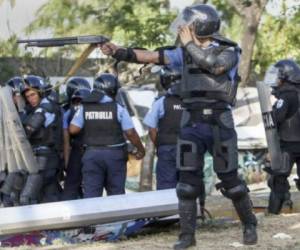 Fuerzas policiales y paramilitares atacan este sábado con disparos a estudiantes. Foto ilustrativa| AP