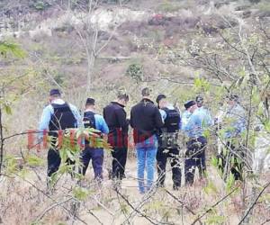 Los restos de la persona no identificada fueron encontrados en un terreno lleno de maleza en la aldea Santa Rosita. FOTO: ESTALIN IRÍAS/EL HERALDO