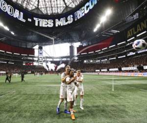 'Lo he empatado, pero lo que más quiero es romperlo', dijo Martínez. 'Cuando rompa el récord voy a estar más feliz'.Foto:AP