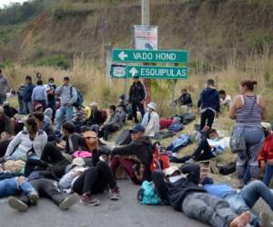 Los migrantes hondureños, parte de una caravana que se dirige a los Estados Unidos, permanecen en Vado Hondo, Guatemala el 17 de enero de 2021. Foto: AFP