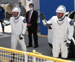 Robert Behnken y Douglas Hurley, los dos astronautas que volarán al espacio el sábado en un cohete de SpaceX, son expilotos militares, reclutados por la NASA al mismo tiempo y casados con astronautas. Foto AFP