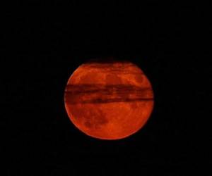 Este fenómeno recibe el nombre de Luna de Sangre debido al color rojizo que adquiere el satélite durante el eclipse.