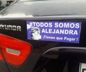 El movimiento #TodosSomosAlejandra ha movilizado a decenas de personas en protesta y apoyo a la familia de la menor.