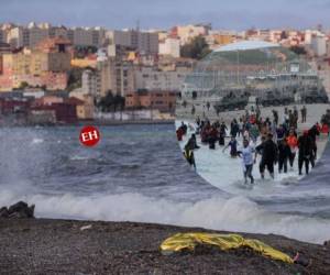 Las fuerzas de seguridad fronterizas de ambos lados repelieron a grupos de jóvenes que trataban de ingresar en España. Foto:AP