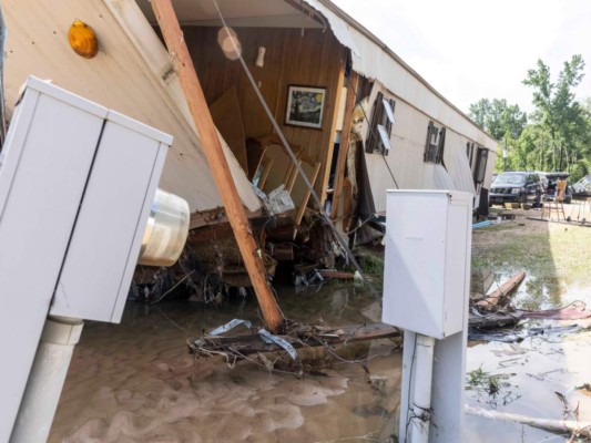 Esta fotografía del domingo 20 de junio de 2021 muestra una vivienda en la calle Hunter Creek Road que fue destruida el sábado por inundaciones, en Northport, Alabama. (AP Foto/Vasha Hunt).