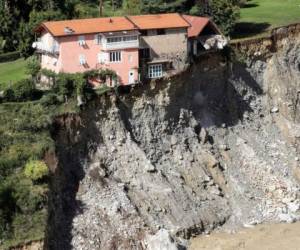 Entre las personas desaparecidas hay dos bomberos y otras dos personas cuya casa se derrumbó por la fuerza del agua y se vieron arrastradas por la corriente, según estas fuentes. Foto: AFP