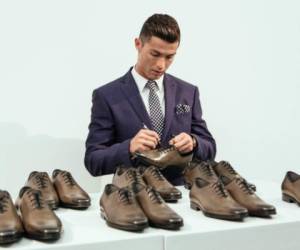 Capitán de Portugal, Ronaldo es un emprendedor que posee una marca de zapatos, una de ropa. thefashionisto.com