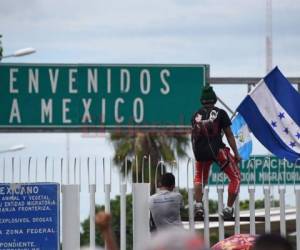 Miembros de la Guardia Nacional mexicana bloquean el paso de una caravana de migrantes centroamericanos en una carrera que lleva a Tapachula, MÃ©xico, el 23 de enero de 2020. (AP Foto/Marco Ugarte)
