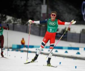 Odd Andersen El noruego Johannes Hoesflot Klaebo cruza la línea de meta de la prueba de esprint por equipos de esquí de fondo de los Juegos. Foto: AFP