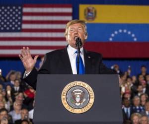 El presidente Donald Trump habla ante una comunidad de estadounidenses de origen venezolano en la Universidad Internacional de Florida en Miami, Florida, el lunes 18 de febrero de 2019. (AP Foto/Andrew Harnik)