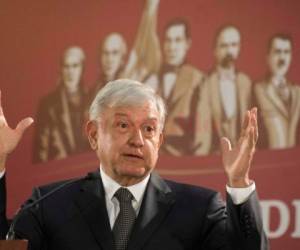 López Obrador redujo más de 50% su paga de presidente a 108,000 pesos (5,300 dólares) mensuales cuando asumió el cargo el 1 de diciembre. Foto AP