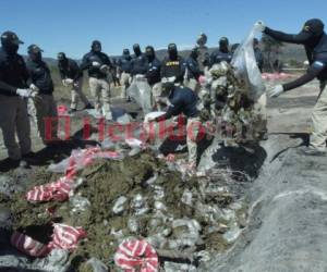 Agentes procedieron a romper los paquetes y reunir toda la marihuana para su destrucción. Foto: Alex Pérez/ EL HERALDO