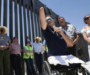 En esta fotografía de archivo del 30 de mayo de 2019, Brian Kolfage, fundador de We Build the Wall Inc. (Construimos el Muro Inc.), ofrece una conferencia de prensa en Sunland Park, Nuevo México, donde se construye una parte de esa obra con recursos privados.