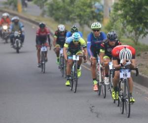 Los pedaleros recorren el anillo periférico de la capital de Honduras desde las 6:00 de la mañana. Fotos: Johnny Magallanes/EL HERALDO