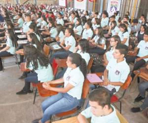 Alumnos de la Escuela República de China, de la Residencial Honduras y padres de familia durante una sesión para analizar la situación que enfrentan luego de comenzar el programa de alfabetización a nivel nacional.