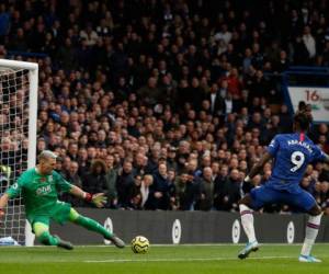 Chelsea's English striker Tammy Abraham scores his team's first goal during the English Premier League football match between Chelsea and Crystal Palace at Stamford Bridge in London on November 9, 2019. (Photo by Adrian DENNIS / AFP) / RESTRICTED TO EDITORIAL USE. No use with unauthorized audio, video, data, fixture lists, club/league logos or 'live' services. Online in-match use limited to 120 images. An additional 40 images may be used in extra time. No video emulation. Social media in-match use limited to 120 images. An additional 40 images may be used in extra time. No use in betting publications, games or single club/league/player publications. /