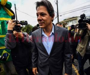 El candidato del PT a la vicepresidencia, Fernando Haddad, visto por muchos como el potencial reemplazo de Lula, visitó este martes al expresidente (2003-2010) en la cárcel de Curitiba (sur).