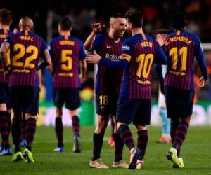 El delantero argentino del Barcelona Lionel Messi celebra un gol con el defensa del Barcelona Jordi Alba durante el partido de fútbol de la Liga española entre el FC Barcelona y el RC Celta de Vigo en el estadio Camp Nou de Barcelona el 22 de diciembre de 2018.