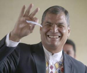 El presidente ecuatoriano Rafael Correa posa para la prensa después de votar en Quito (Foto: Agencia AFP)