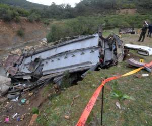El vehículo 'cayó a un barranco tras haber atravesado una barrera de hierro', según la misma fuente. AFP.
