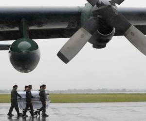 Fuerzas de seguridad nacional en Brasil, reciben los cuerpos de los jugadores del Chapecoenese, quiénes perecieron en un accidente aéreo en Colombia el martes pasado.