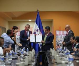 El presidente Juan Orlando Hernández firmó la sanción al decreto junto a los empresarios hondureños. Foto: Marvin Salgado/EL HERALDO