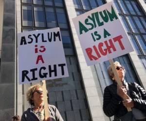 Manifestantes sostienen pancartas con la leyenda 'El asilo es un derecho' afuera de una corte federal en San Francisco, el miércoles 24 de julio de 2019. Foto: Agencia AP.