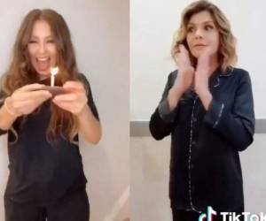 Thalía e Itatí Cantoral imitando el video que es tendencia en redes sociales.