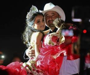 Rubí estaba sorprendida por la cantidad de personas que la apuntaban con sus cámaras para obtener la mejor foto de ella. Foto: AFP