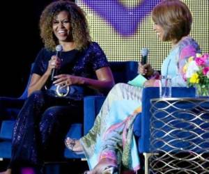 Además un cabello con mucha personalidad, Michelle sorprendió usando un jumpsuit brillante con un cinturón grande. Foto: @michelleobama