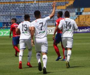 Celebración de uno de los goles de Comunicaciones ante el Olimpia en el estadio Doroteo Guamuch Flores. Foto: @EUDeportes