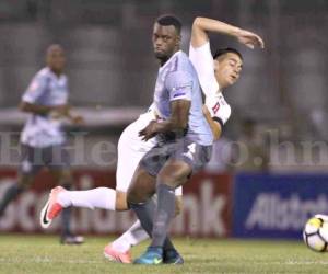 El jugador de Platense le quita el balón al jugador de Alianza, pero comete falta (Foto: EL HERALDO)