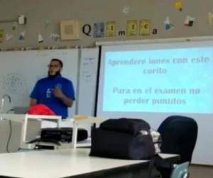 El maestro practicante, Jean Carlo mientras impartía a sus alumnos la clase de química al ritmo de Despacito Foto: Captura Facebook/Wilfredo Freddy