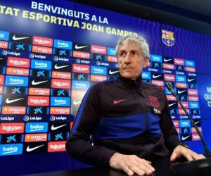El entrenador del FC Barcelona tiene 61 años de edad. (AFP)