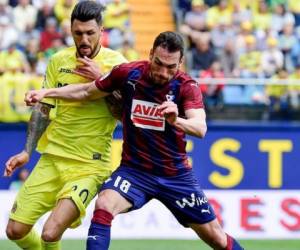 Con este empate, el Eibar se mantiene en la zona media (12º con 22 puntos) y el Villarreal supera por un punto al Athletic (17 a 16). (Foto: AFP)