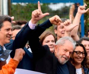 El presidente Luiz Inácio Lula da Silva dejando la sede de la Policía Federal de Curitiba.