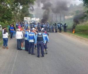 Elementos policiales desalojan una toma en la carretera que del oriente conduce a la capital de Honduras. (Fotos: Cortesía).
