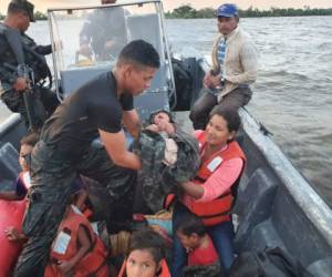 Una recién nacida estaba entre las personas que se rescataron del naufragio en Gracias a Dios.