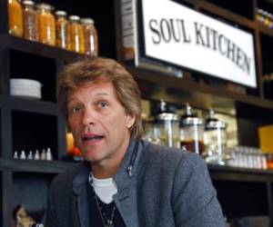 El rockero Jon Bon Jovi en su restaurante comunitario JBJ Soul Kitchen en Red Bank, Nueva Jersey. (Foto: AP)