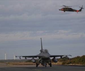 Un avión de combate de la Fuerza Aérea de Chile regresa después de una misión de búsqueda de un avión de carga militar desaparecido a la base aérea en Punta Arenas, Chile, el martes 10 de diciembre de 2019. (AP Foto / Fernando Llano)